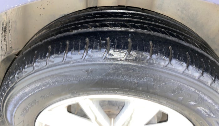 2015 Volkswagen Vento HIGHLINE 1.6 MPI, Petrol, Manual, 57,611 km, Right Rear Tyre Tread