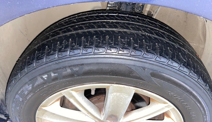 2015 Volkswagen Vento HIGHLINE 1.6 MPI, Petrol, Manual, 57,611 km, Left Front Tyre Tread