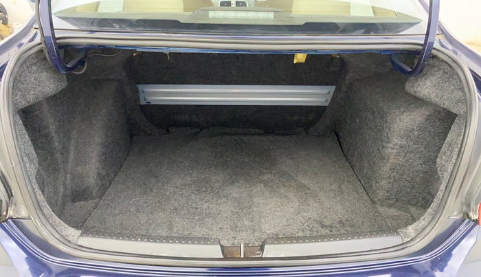 2015 Volkswagen Vento HIGHLINE 1.6 MPI, Petrol, Manual, 57,611 km, Boot Inside