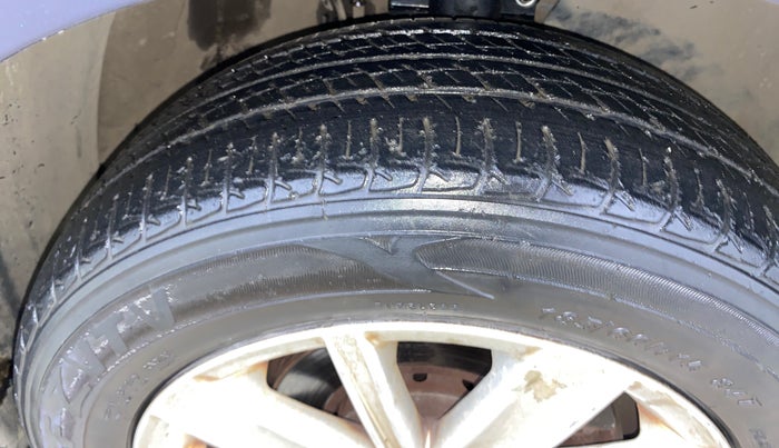 2015 Volkswagen Vento HIGHLINE 1.6 MPI, Petrol, Manual, 57,611 km, Right Front Tyre Tread