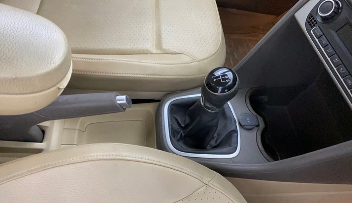 2015 Volkswagen Vento HIGHLINE 1.6 MPI, Petrol, Manual, 57,611 km, Gear Lever