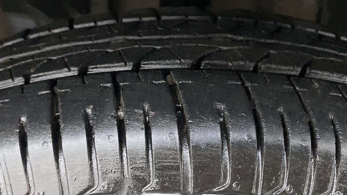 2016 Renault Kwid RXT, Petrol, Manual, 60,749 km, Right Front Tyre Tread