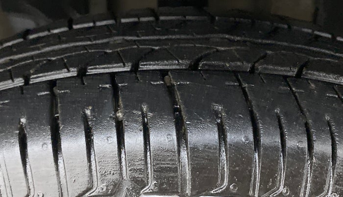 2016 Renault Kwid RXT, Petrol, Manual, 60,749 km, Right Front Tyre Tread