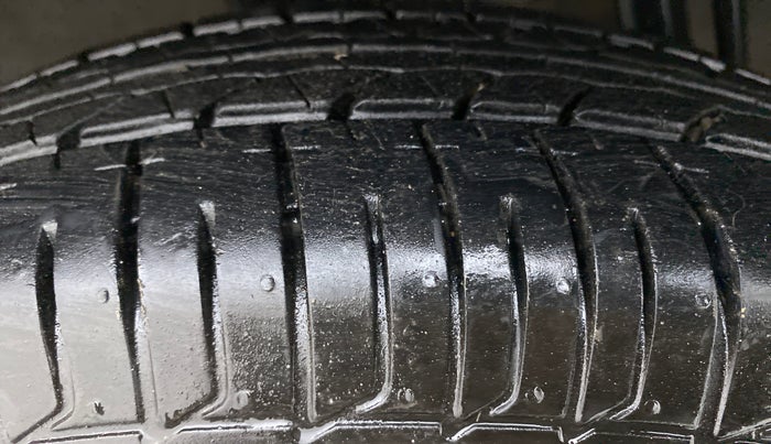2016 Renault Kwid RXT, Petrol, Manual, 60,749 km, Right Rear Tyre Tread