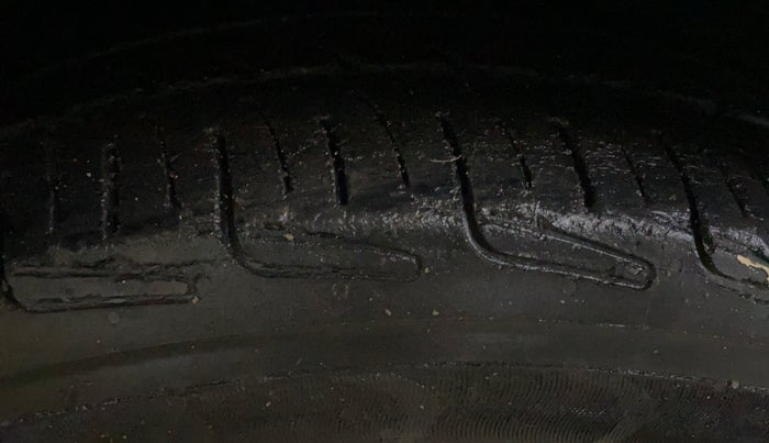 2017 Hyundai Grand i10 SPORTZ 1.2 KAPPA VTVT, CNG, Manual, 1,07,596 km, Right Front Tyre Tread