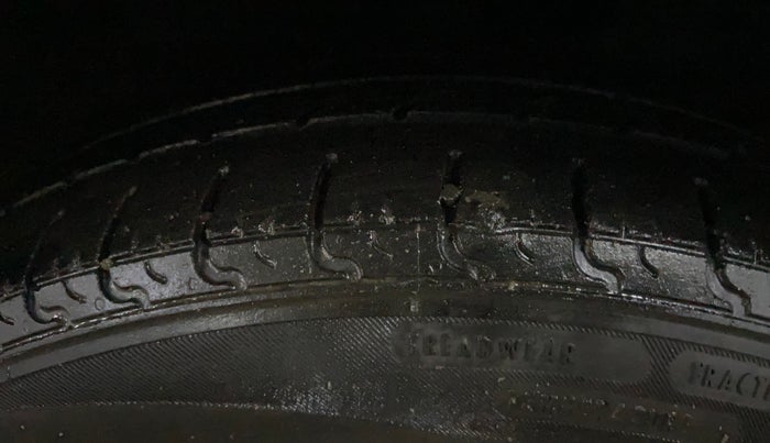 2017 Hyundai Grand i10 SPORTZ 1.2 KAPPA VTVT, CNG, Manual, 1,07,596 km, Left Rear Tyre Tread