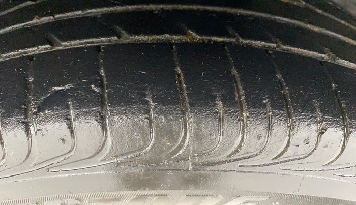 2017 Toyota Etios Liva VX, Petrol, Manual, 46,377 km, Left Front Tyre Tread