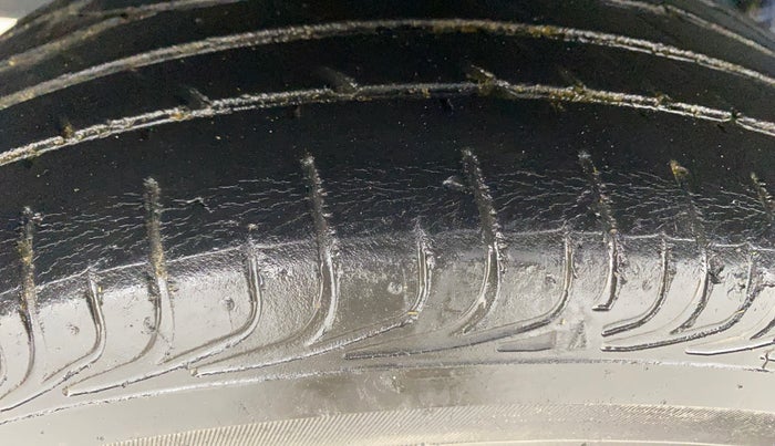 2017 Toyota Etios Liva VX, Petrol, Manual, 46,377 km, Right Rear Tyre Tread