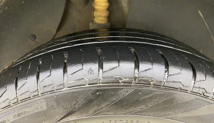 2015 Hyundai Creta SX (O) 1.6 DIESEL, Diesel, Manual, 1,36,382 km, Right Rear Tyre Tread