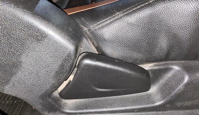 2017 Renault Kwid RXL 1.0, Petrol, Manual, 63,116 km, Driver Side Adjustment Panel