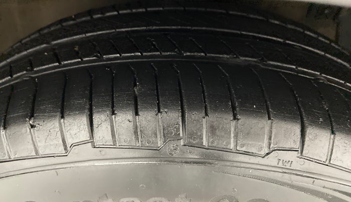 2016 Maruti Ertiga VDI SHVS, Diesel, Manual, 86,747 km, Left Front Tyre Tread