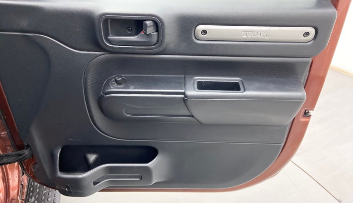 2021 Mahindra Thar LX PETROL HT 4WD AT, Petrol, Automatic, 38,598 km, Driver Side Door Panels Control