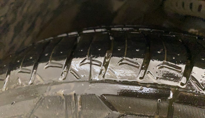 2012 Volkswagen Vento HIGHLINE PETROL AT, Petrol, Automatic, 1,12,420 km, Right Front Tyre Tread