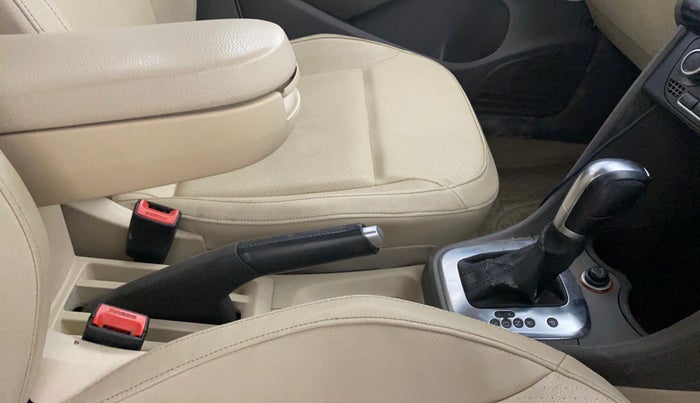 2012 Volkswagen Vento HIGHLINE PETROL AT, Petrol, Automatic, 1,12,420 km, Gear Lever