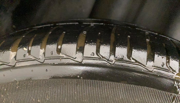 2012 Volkswagen Vento HIGHLINE PETROL AT, Petrol, Automatic, 1,12,420 km, Right Rear Tyre Tread