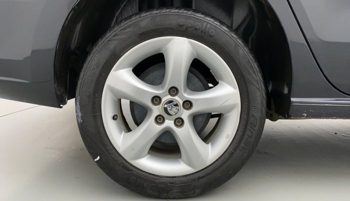2015 Skoda Rapid 1.5 TDI MT AMBITION, Diesel, Manual, 58,131 km, Right Rear Wheel