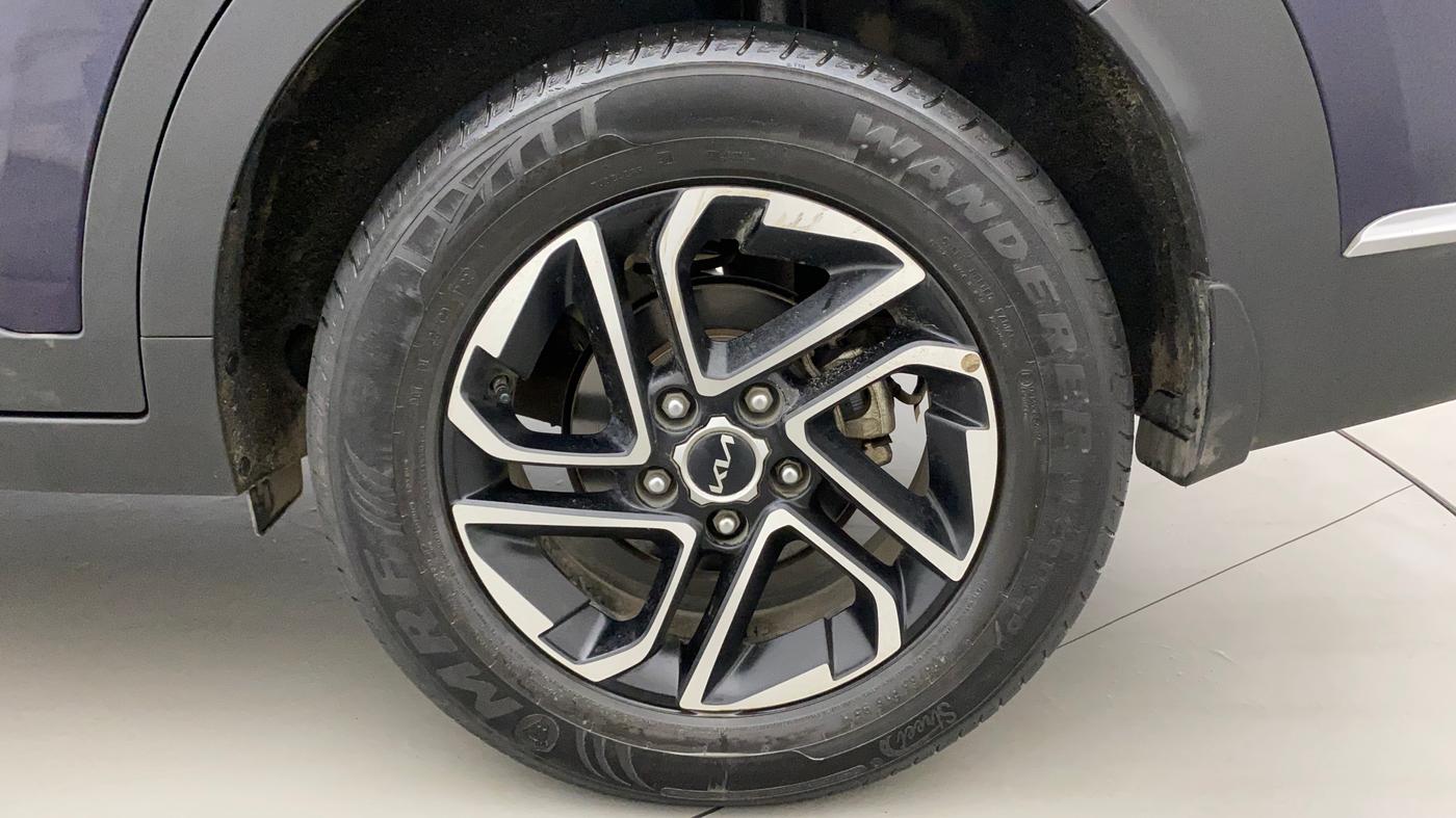2022 KIA CARENS LUXURY PLUS 1.4 PETROL 6 STR, Petrol, Manual, 12,032 km, Left Rear Wheel