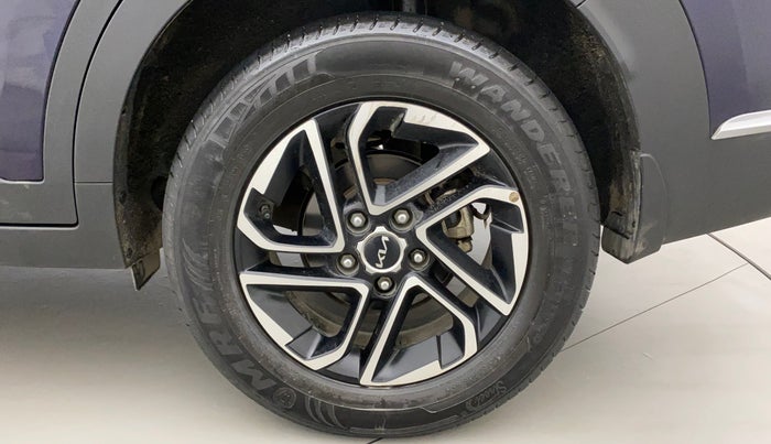 2022 KIA CARENS LUXURY PLUS 1.4 PETROL 6 STR, Petrol, Manual, 12,032 km, Left Rear Wheel