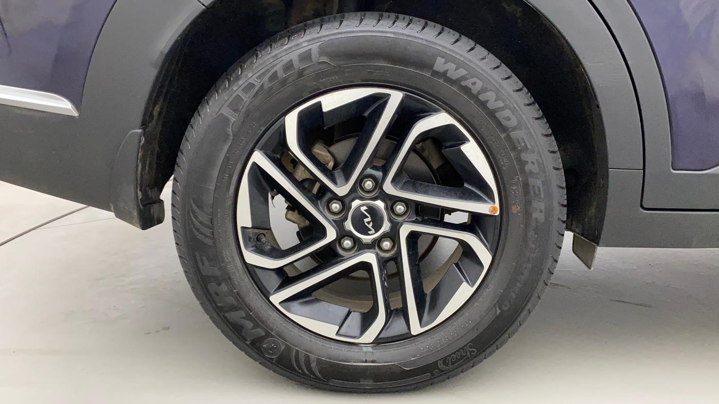2022 KIA CARENS LUXURY PLUS 1.4 PETROL 6 STR, Petrol, Manual, 12,032 km, Right Rear Wheel