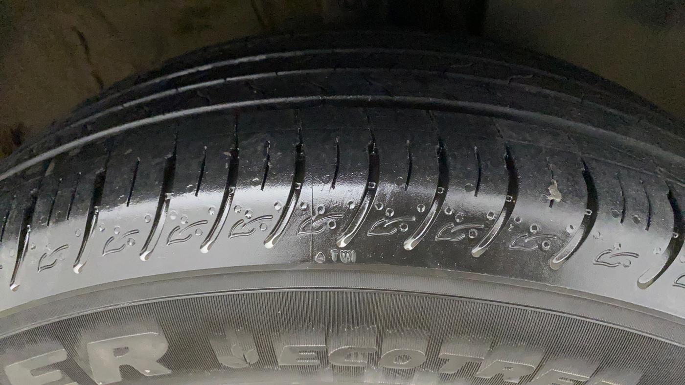 2022 KIA CARENS LUXURY PLUS 1.4 PETROL 6 STR, Petrol, Manual, 12,032 km, Right Front Tyre Tread