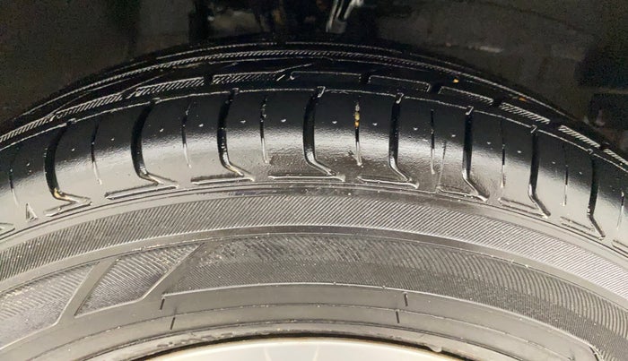 2014 Hyundai i10 SPORTZ 1.1, CNG, Manual, 97,594 km, Right Front Tyre Tread