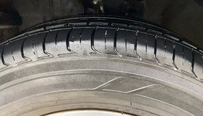 2014 Hyundai i10 SPORTZ 1.1, CNG, Manual, 97,594 km, Left Front Tyre Tread