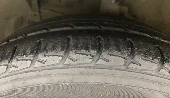 2018 Maruti Ciaz ZETA AT 1.5  SHVS PETROL, Petrol, Automatic, 62,036 km, Left Front Tyre Tread