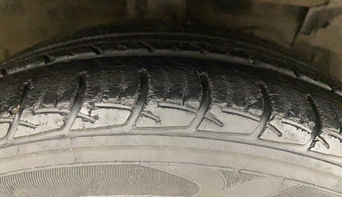 2018 Maruti Ciaz ZETA AT 1.5  SHVS PETROL, Petrol, Automatic, 62,036 km, Right Front Tyre Tread