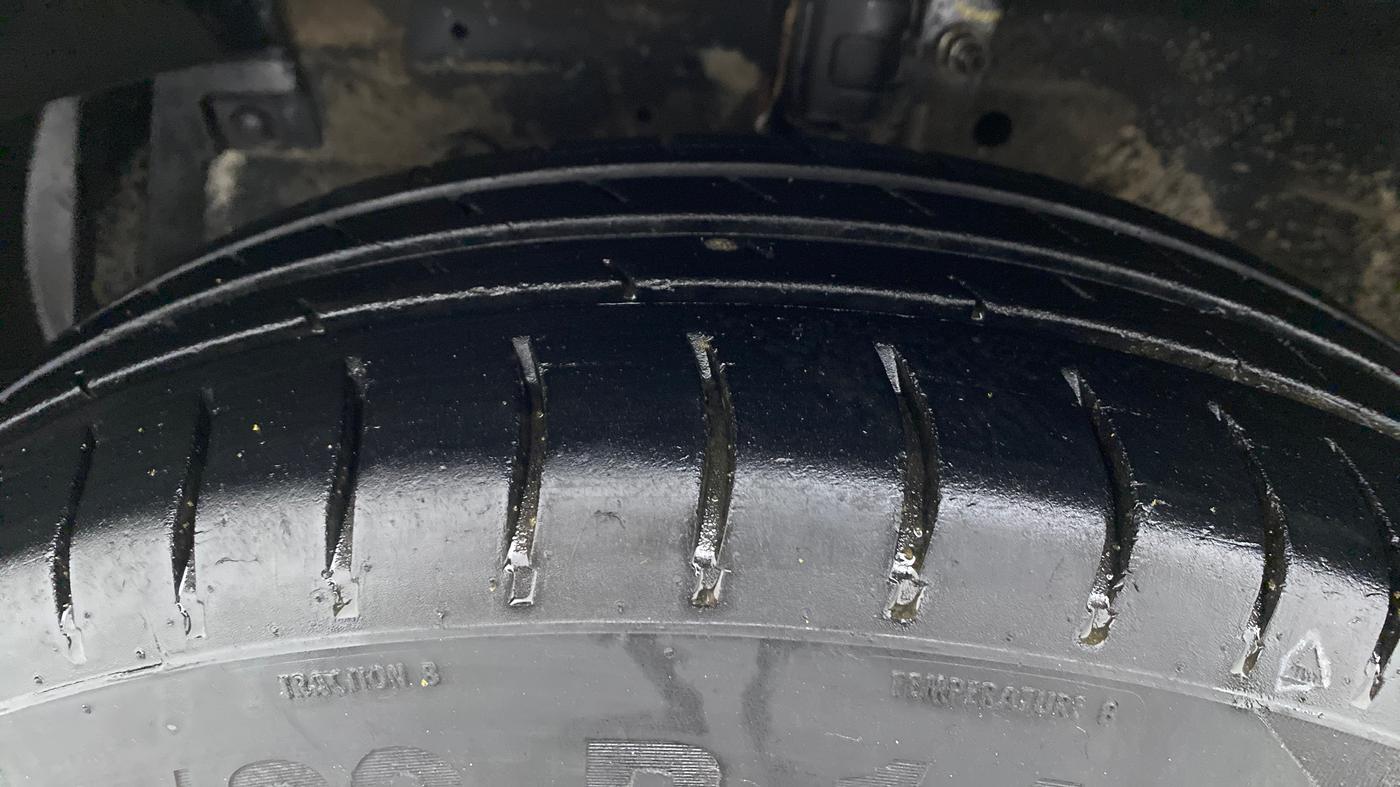 2014 Maruti Swift Dzire VXI, Petrol, Manual, 83,127 km, Left Front Tyre Tread