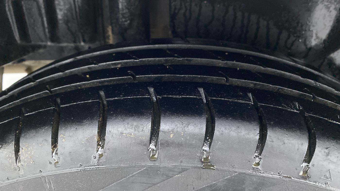 2014 Maruti Swift Dzire VXI, Petrol, Manual, 83,127 km, Right Rear Tyre Tread