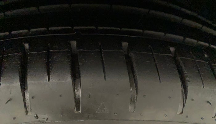 2021 Volkswagen TAIGUN HIGHLINE 1.0 TSI AT, Petrol, Automatic, 28,153 km, Right Front Tyre Tread