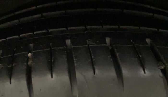 2021 Volkswagen TAIGUN HIGHLINE 1.0 TSI AT, Petrol, Automatic, 28,153 km, Left Front Tyre Tread