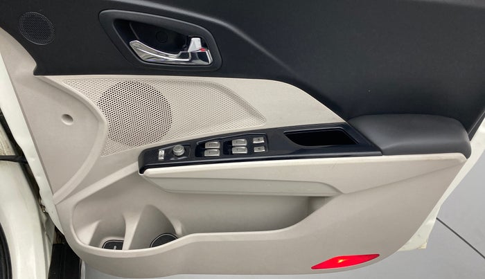 2019 Mahindra XUV300 W8 (O) DIESEL  AT, Diesel, Automatic, 54,795 km, Driver Side Door Panels Control