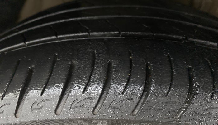 2019 Mahindra XUV300 W8 (O) DIESEL  AT, Diesel, Automatic, 54,795 km, Right Front Tyre Tread