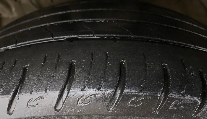 2019 Mahindra XUV300 W8 (O) DIESEL  AT, Diesel, Automatic, 54,795 km, Left Front Tyre Tread