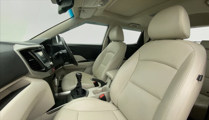 2019 Mahindra XUV300 W8 (O) 1.2 PETROL, Petrol, Manual, 53,609 km, Right Side Front Door Cabin