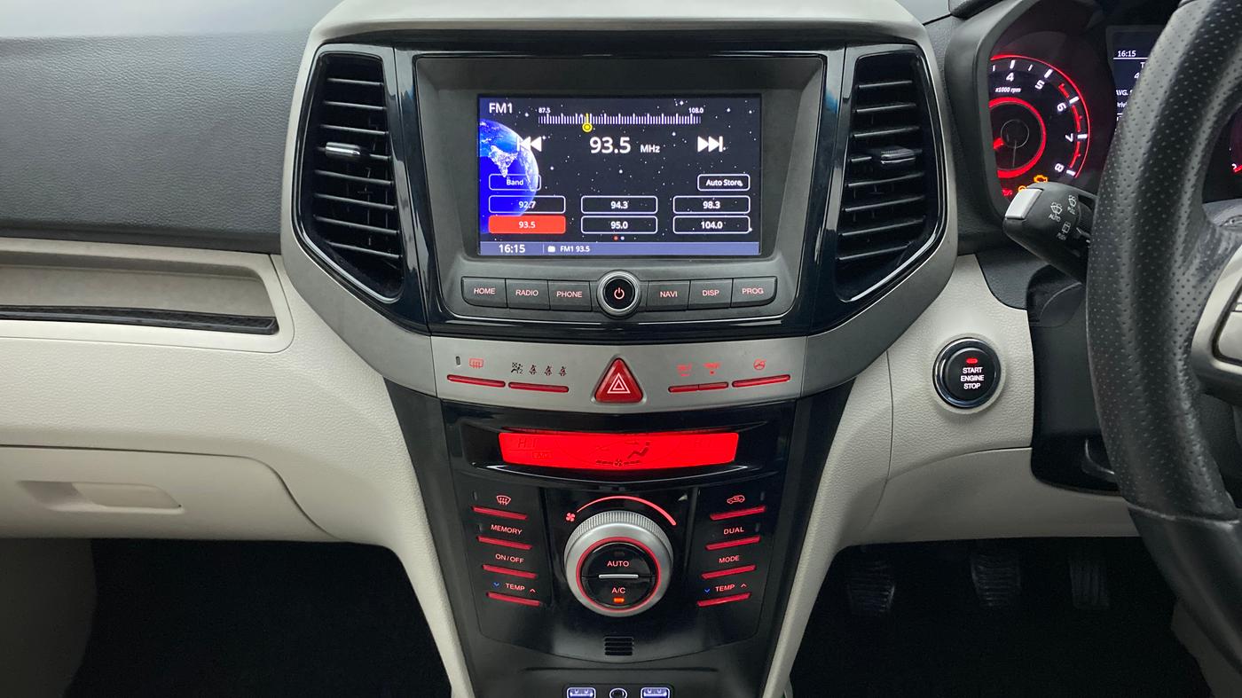 2019 Mahindra XUV300 W8 (O) 1.2 PETROL, Petrol, Manual, 53,609 km, Air Conditioner