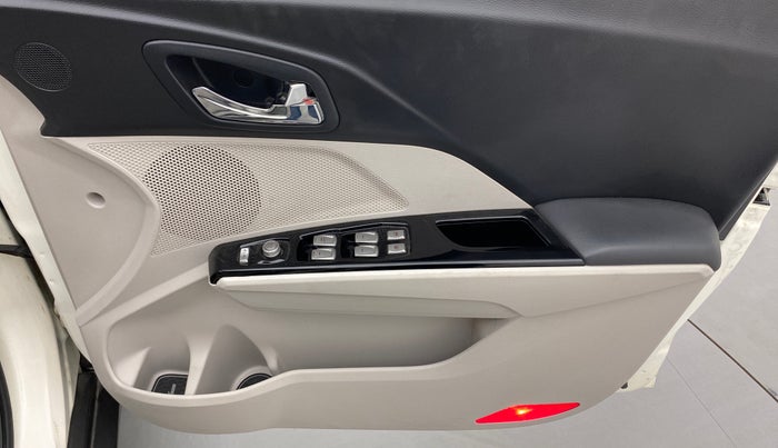2019 Mahindra XUV300 W8 (O) 1.2 PETROL, Petrol, Manual, 53,609 km, Driver Side Door Panels Control