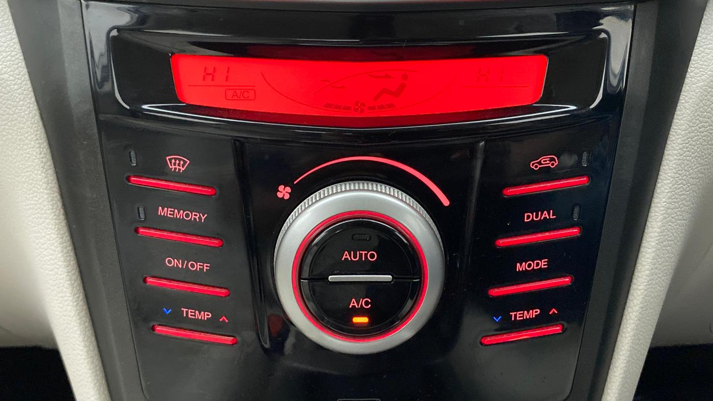 2019 Mahindra XUV300 W8 (O) 1.2 PETROL, Petrol, Manual, 53,609 km, Automatic Climate Control