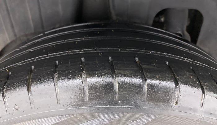2019 Mahindra XUV300 W8 (O) 1.2 PETROL, Petrol, Manual, 53,609 km, Right Rear Tyre Tread