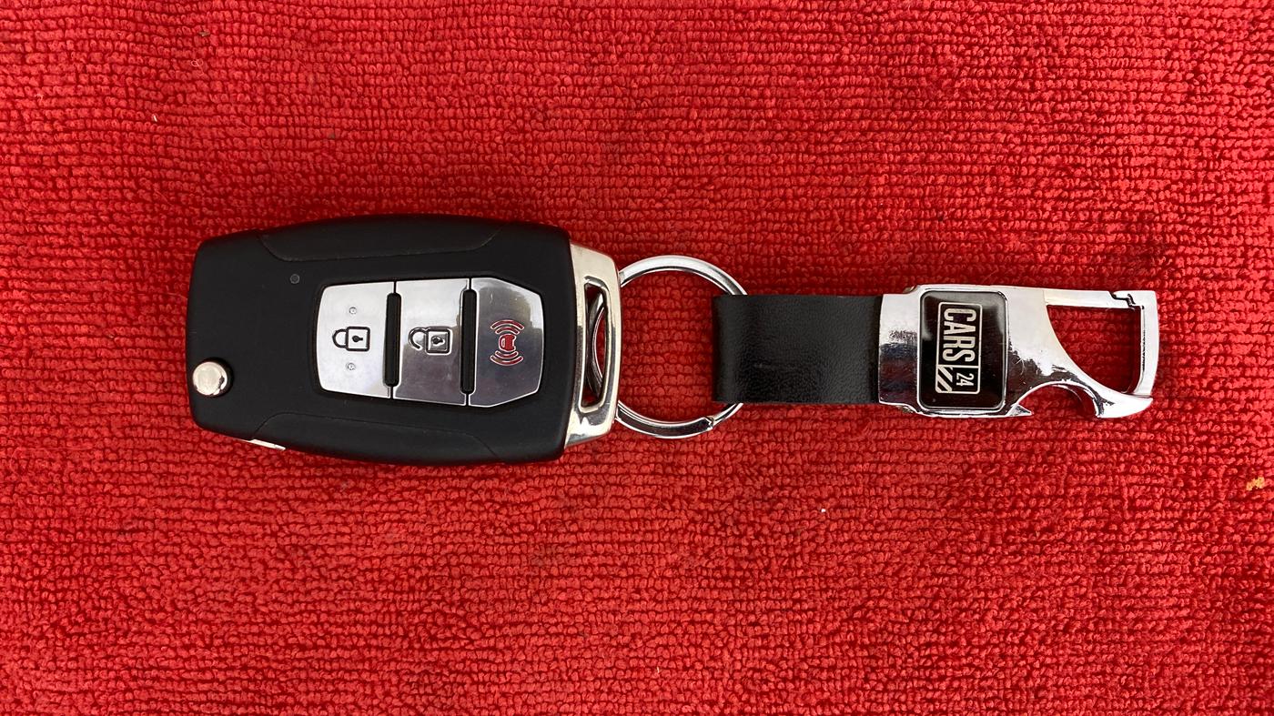 2019 Mahindra XUV300 W8 (O) 1.2 PETROL, Petrol, Manual, 53,609 km, Key Close Up