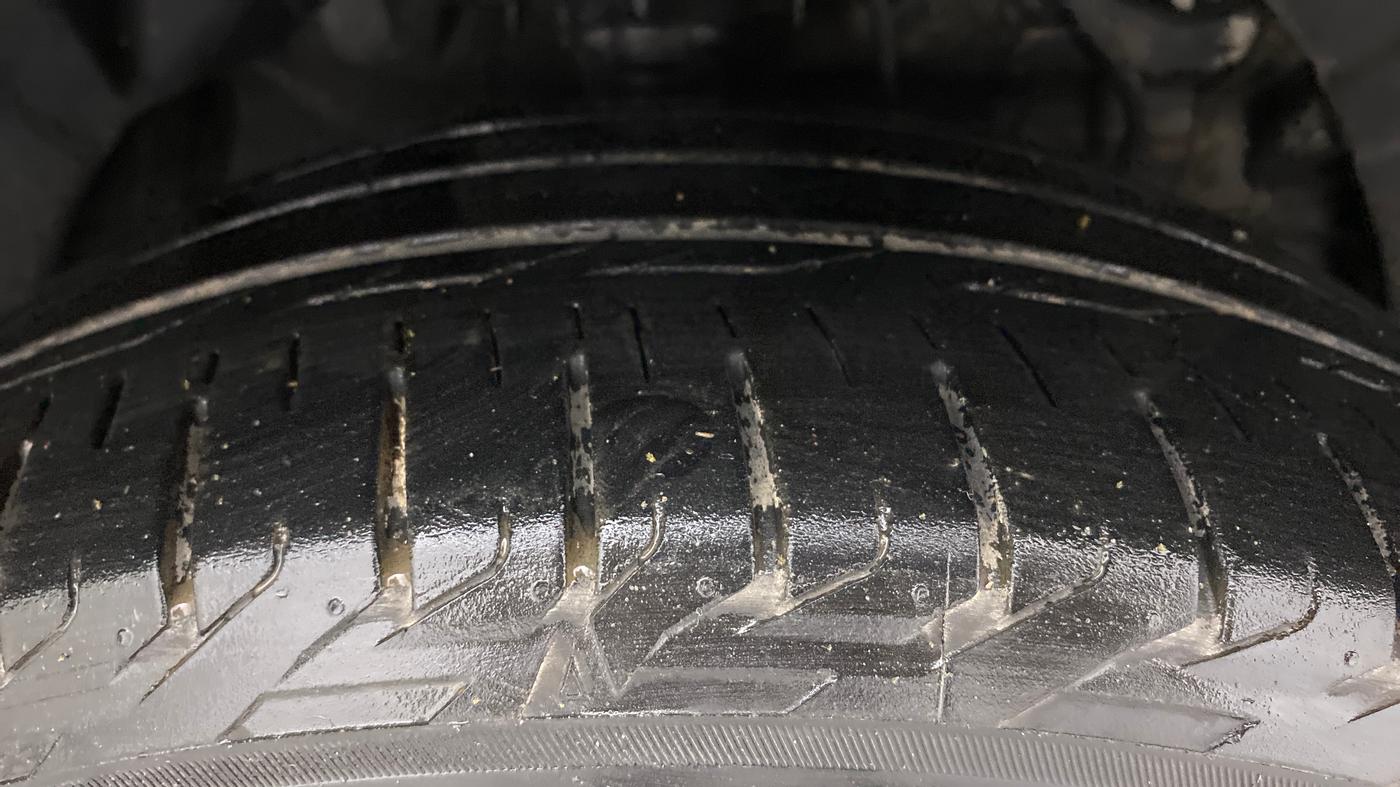 2019 Mahindra XUV300 W8 (O) 1.2 PETROL, Petrol, Manual, 53,609 km, Right Front Tyre Tread