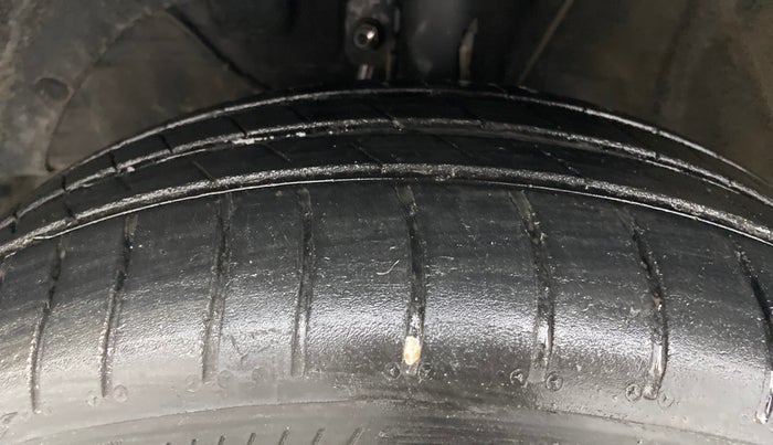 2017 Maruti Baleno DELTA PETROL 1.2, Petrol, Manual, 73,811 km, Left Front Tyre Tread