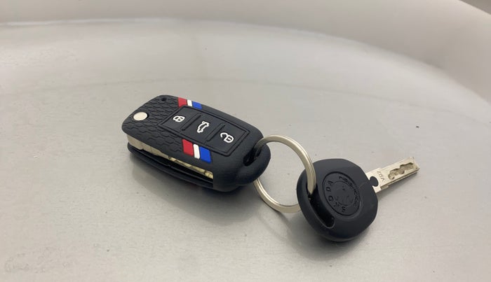 2012 Skoda Rapid ELEGANCE 1.6 TDI CR MT, Diesel, Manual, 99,273 km, Key Close Up