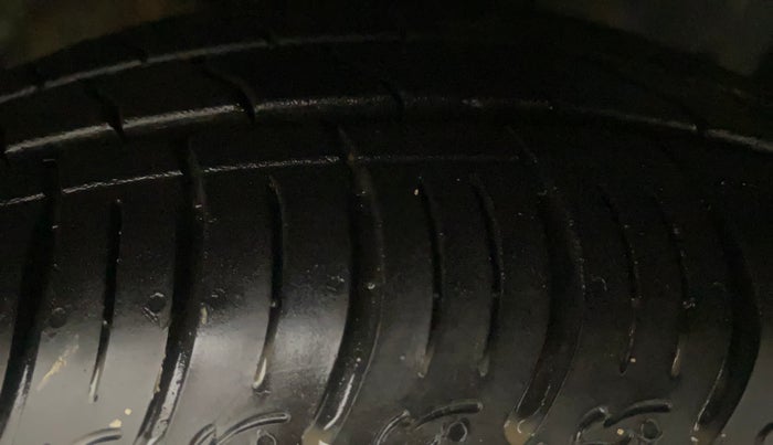 2016 Ford Figo Aspire TITANIUM 1.2 PETROL, Petrol, Manual, 36,486 km, Right Front Tyre Tread