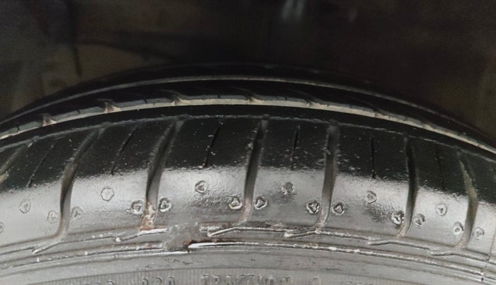 2015 Maruti Ciaz ZXI, Petrol, Manual, 1,09,702 km, Left Front Tyre Tread