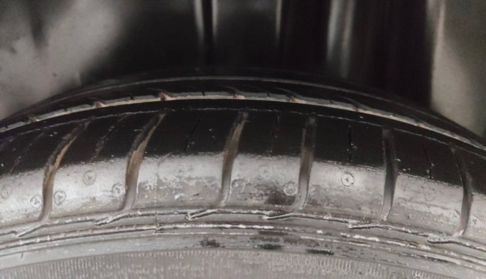 2015 Maruti Ciaz ZXI, Petrol, Manual, 1,09,702 km, Left Rear Tyre Tread