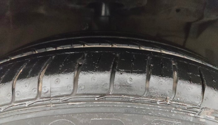 2015 Maruti Ciaz ZXI, Petrol, Manual, 1,09,702 km, Right Front Tyre Tread