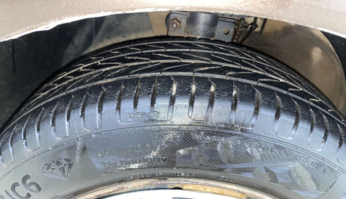 2016 Volkswagen Ameo COMFORTLINE 1.2L, Petrol, Manual, 1,13,850 km, Left Front Tyre Tread