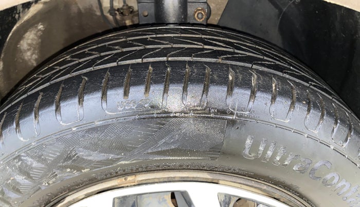 2016 Volkswagen Ameo COMFORTLINE 1.2L, Petrol, Manual, 1,13,850 km, Right Front Tyre Tread